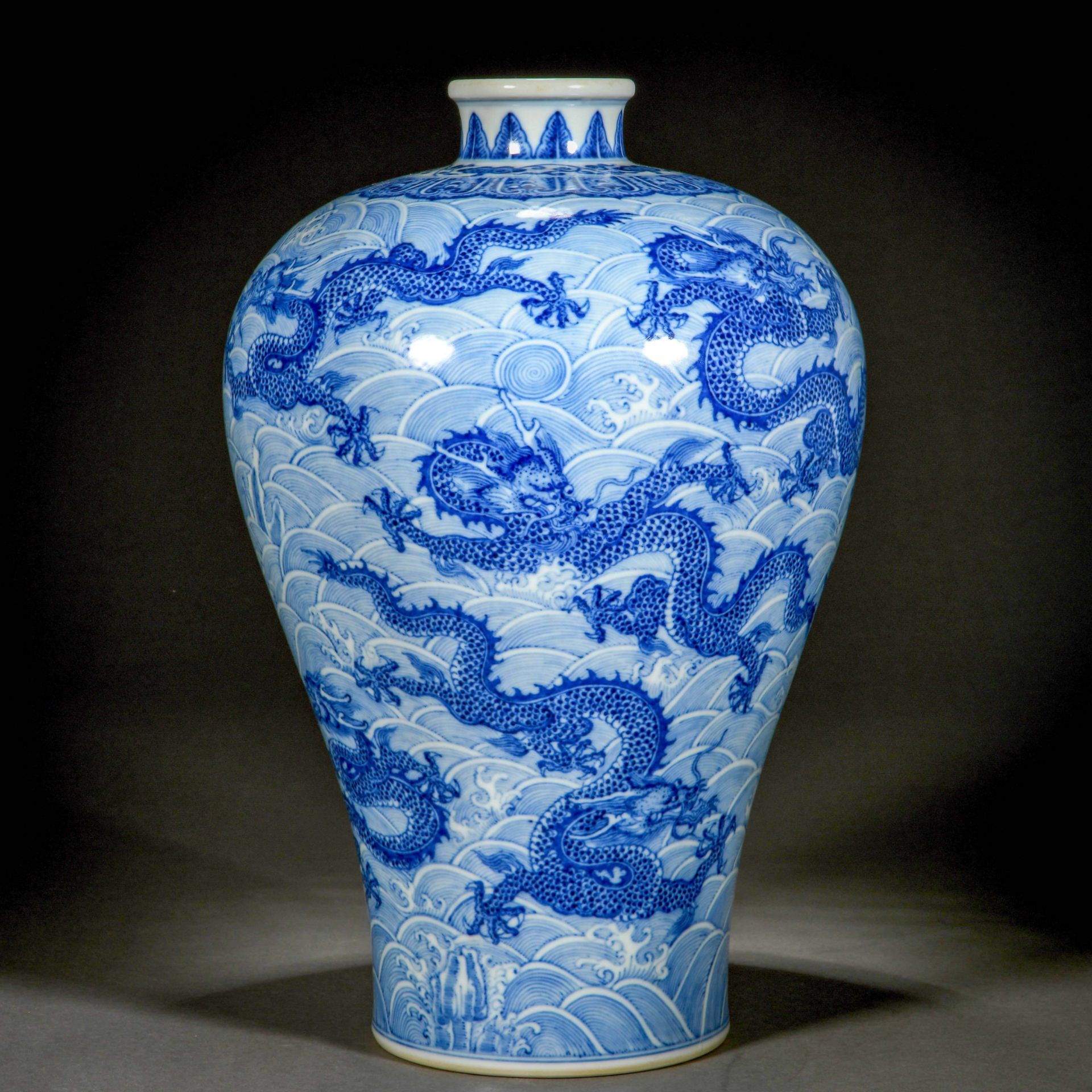 A Chinese Blue And White Dragon And Waves Vase Meiping - Bild 7 aus 12
