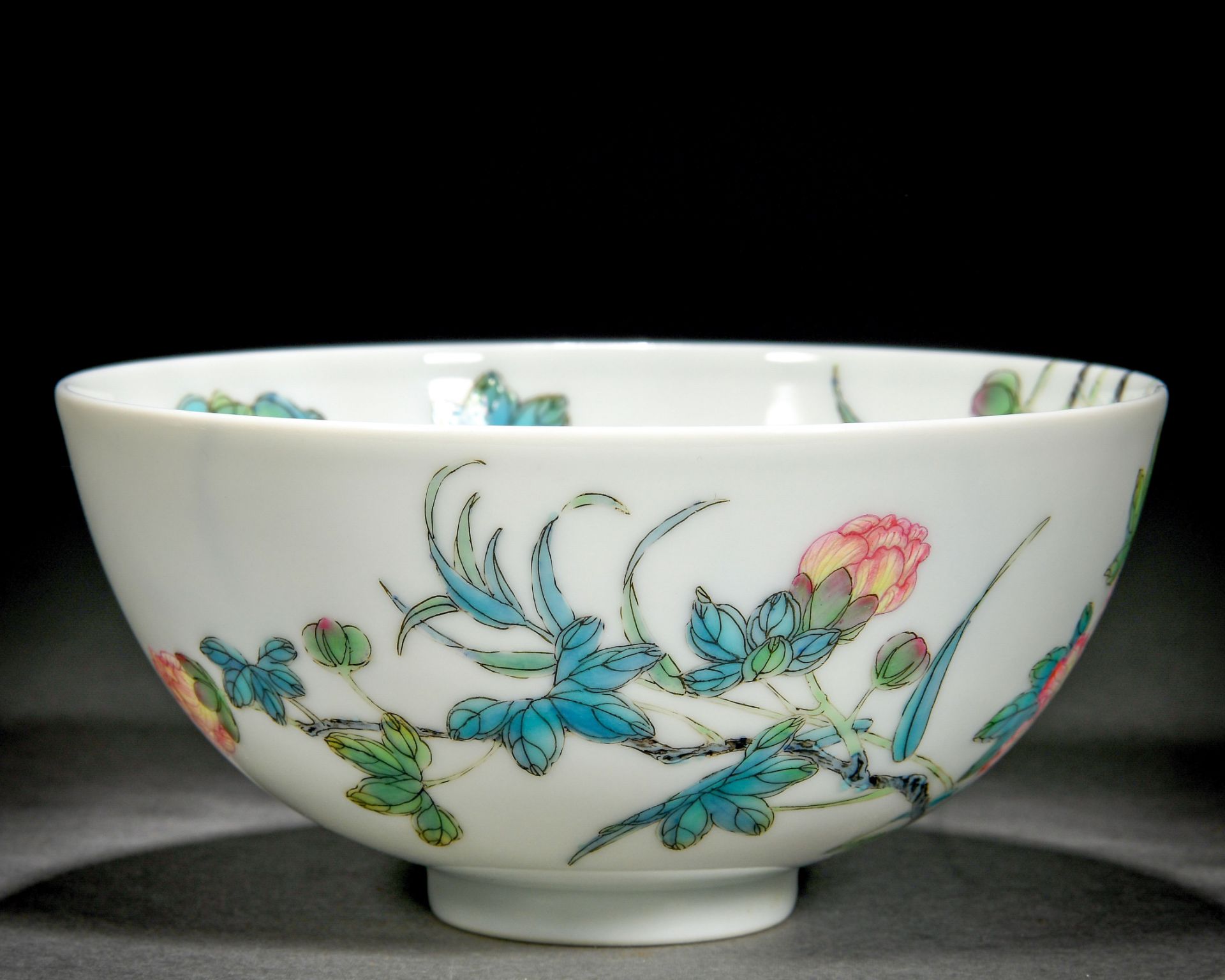 A Chinese Famille Rose Flower Bowl - Bild 6 aus 12