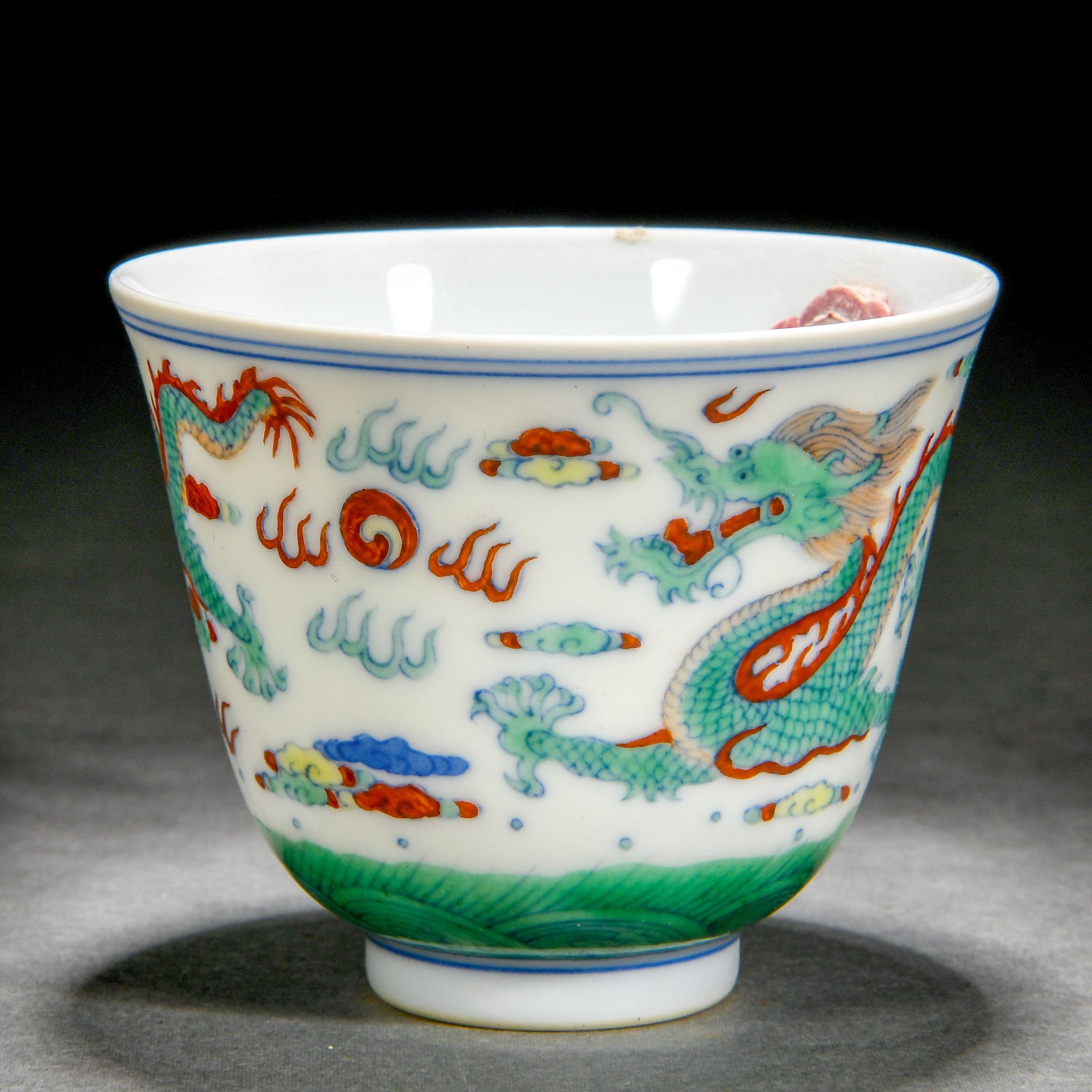A Chinese Doucai Glaze Dragon Cup - Bild 7 aus 11