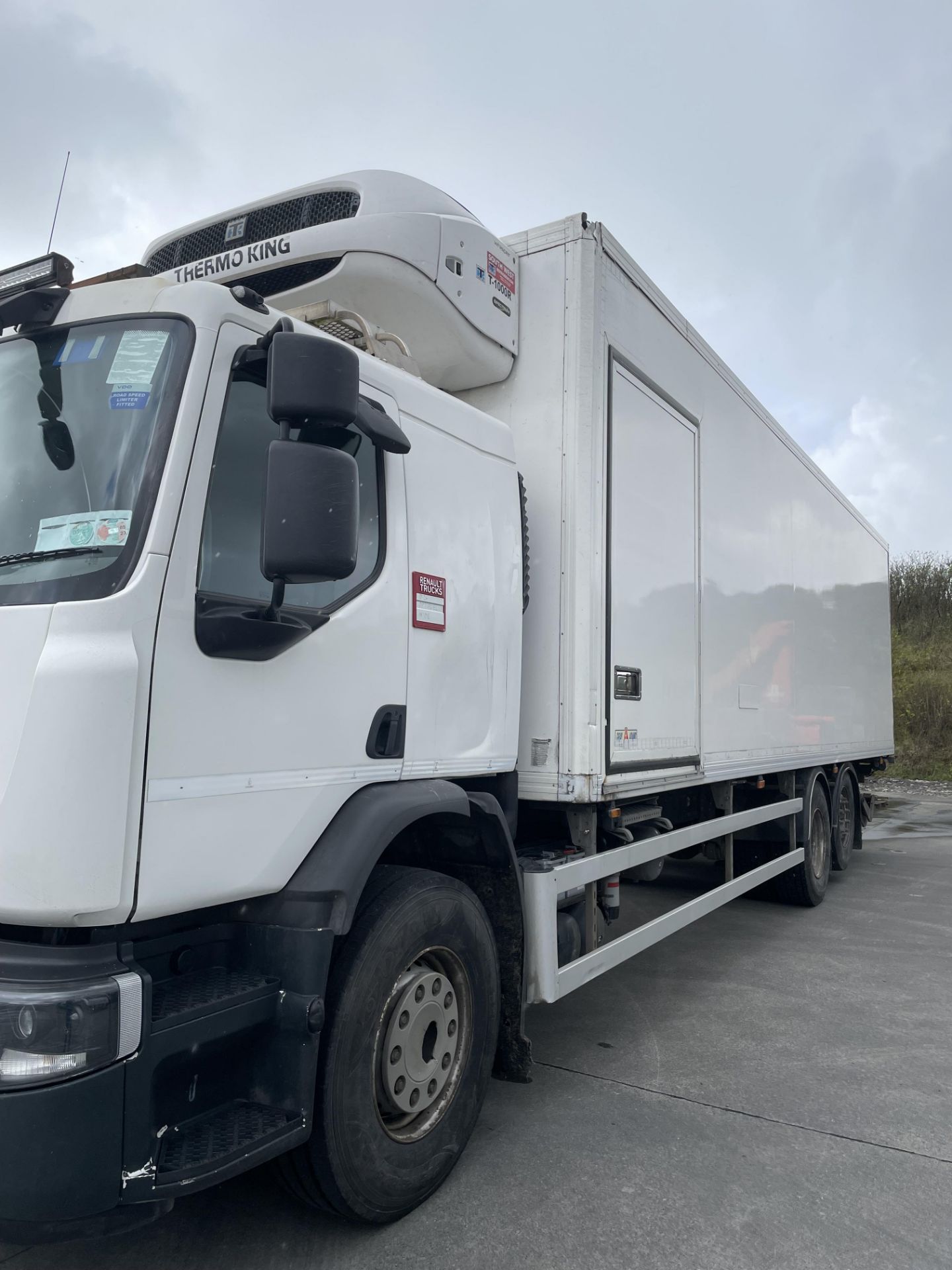 RENAULT REFRIGERATED TRUCK. 30 FT - REG 152 0Y 1062 - Image 4 of 5