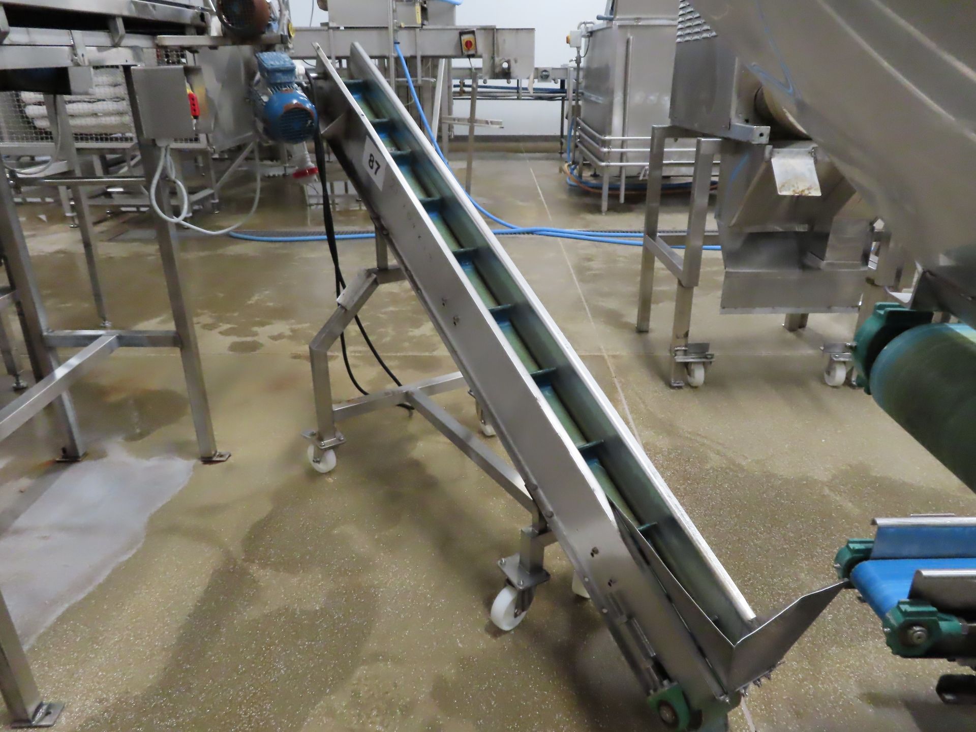 S/S ELEVATED FLIGHTED BELT CONVEYOR. - Image 2 of 2