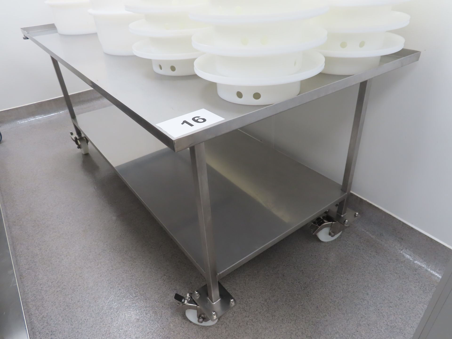 STAINLESS STEEL DRAINING TABLE.