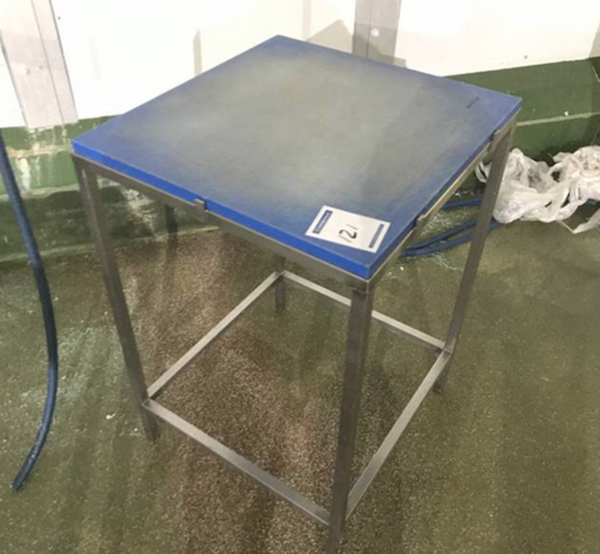 STAINLESS STEEL CUTTING TABLE.