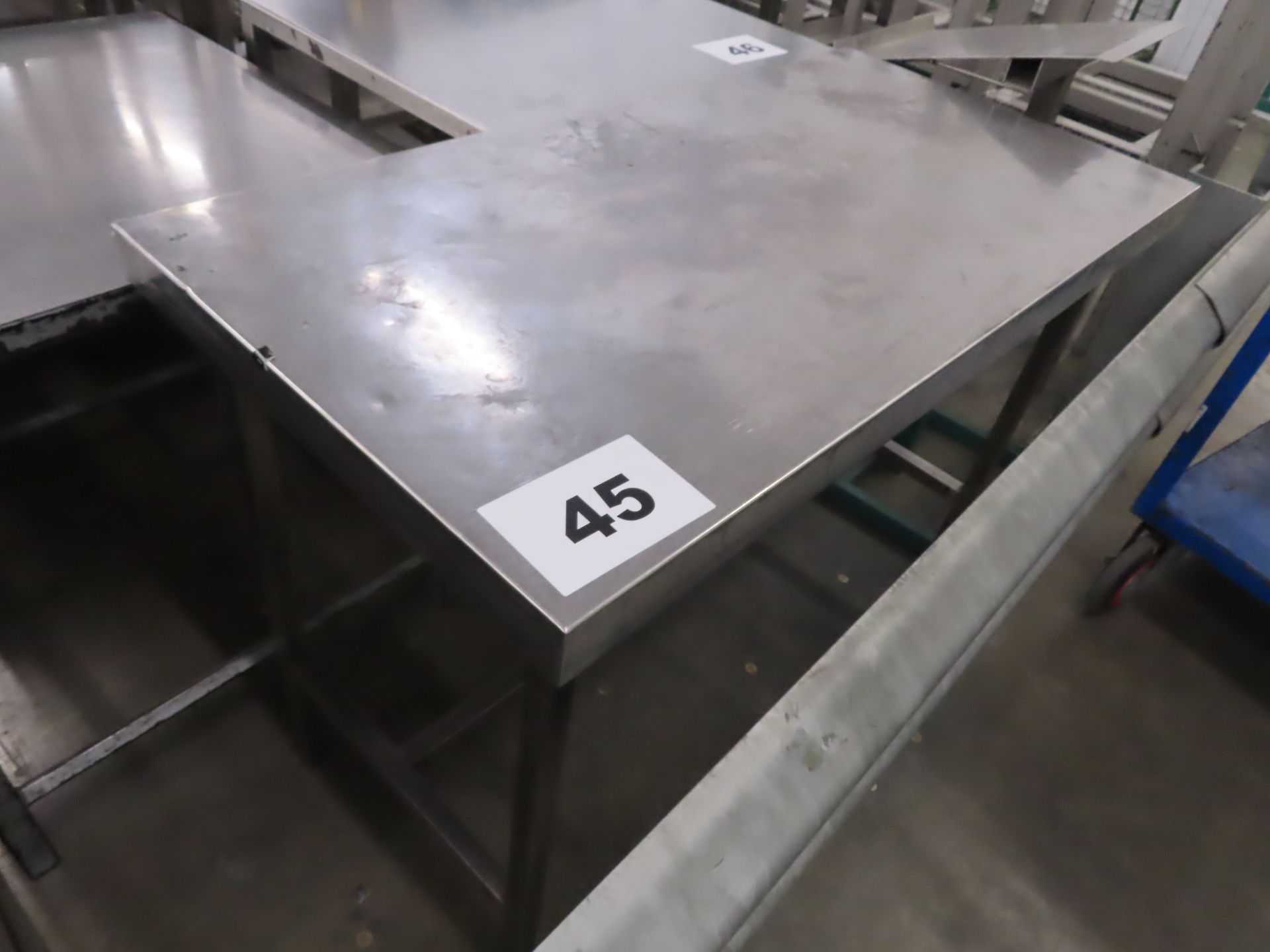 STAINLESS STEEL TABLE.