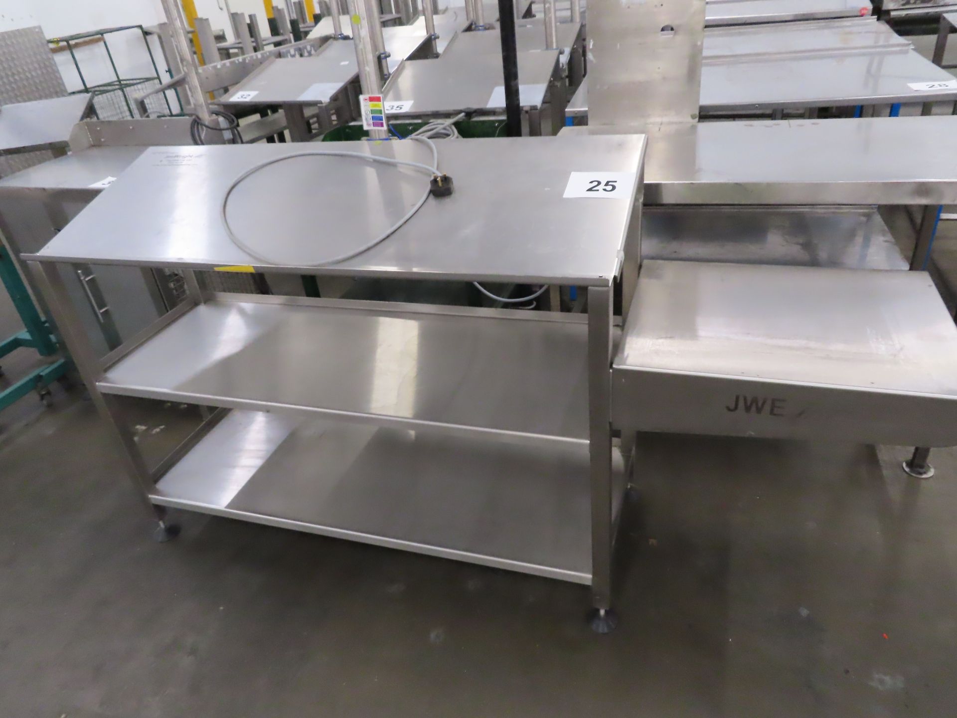 STAINLESS STEEL HEAVY DUTY TABLE.