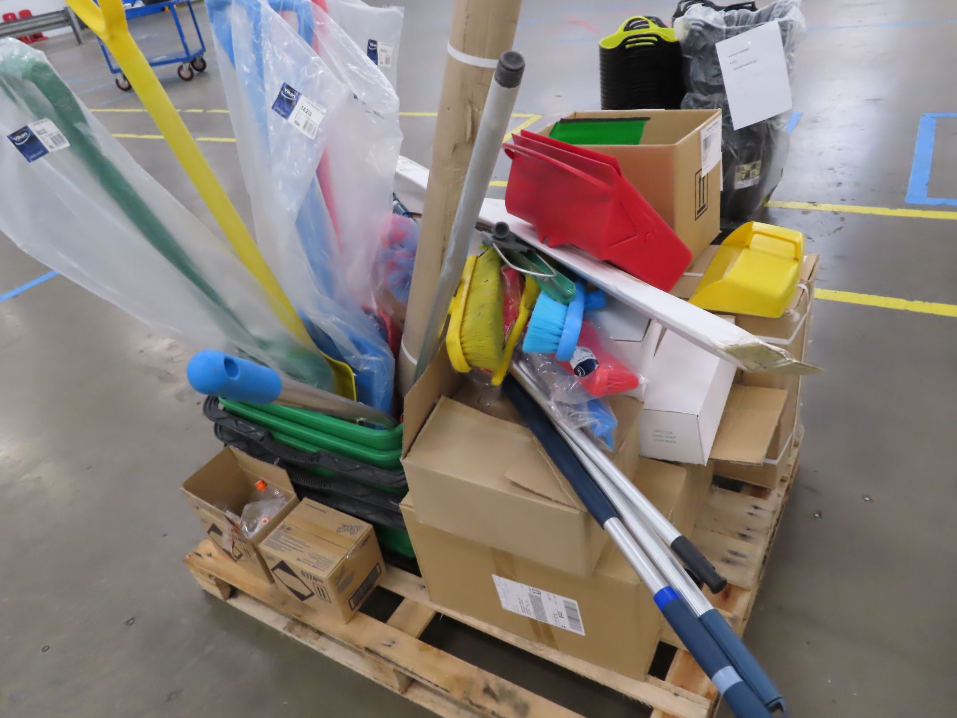 PALLET OF VARIOUS CLEANING ITEMS. - Image 4 of 4