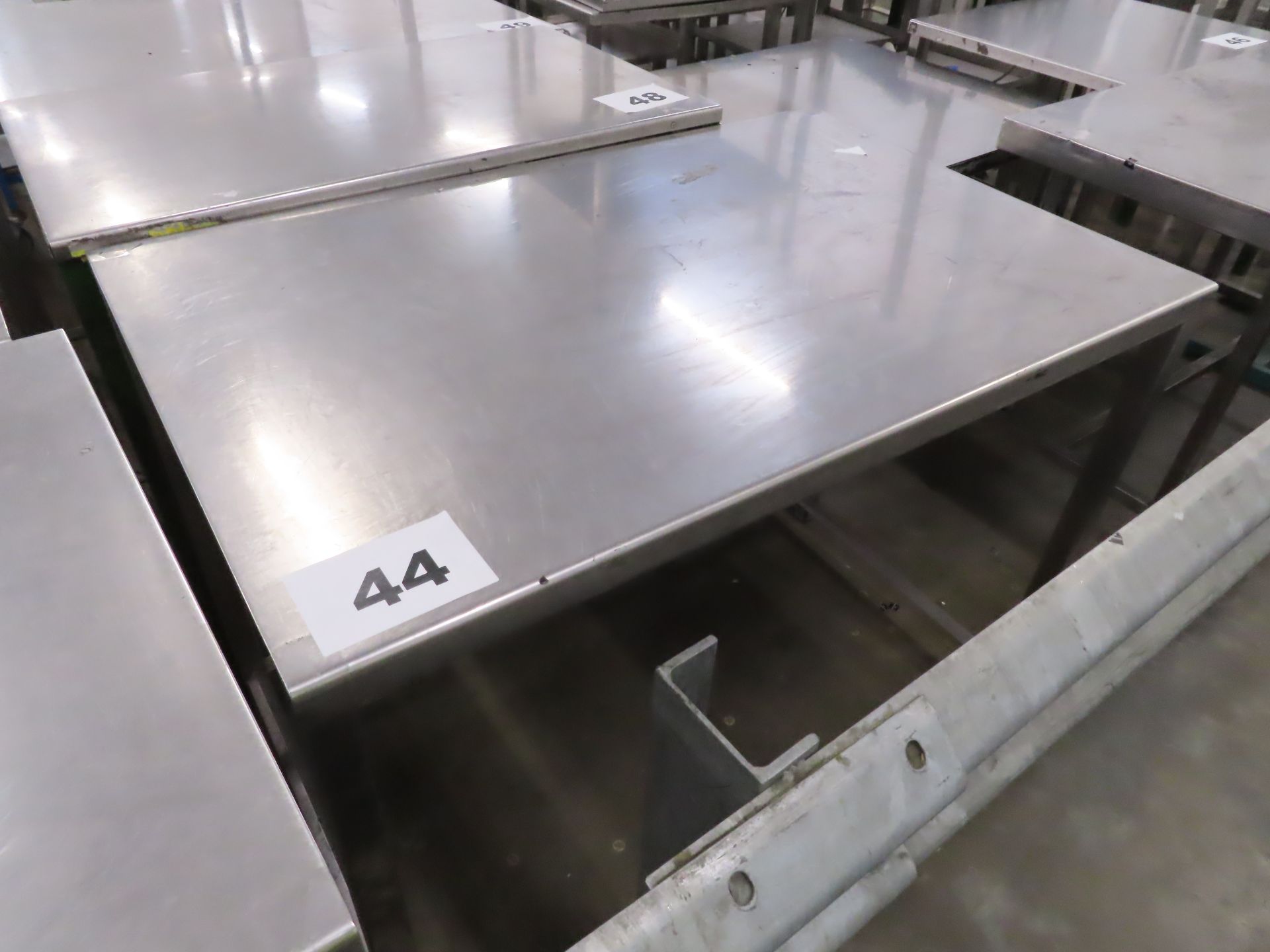 STAINLESS STEEL TABLE.