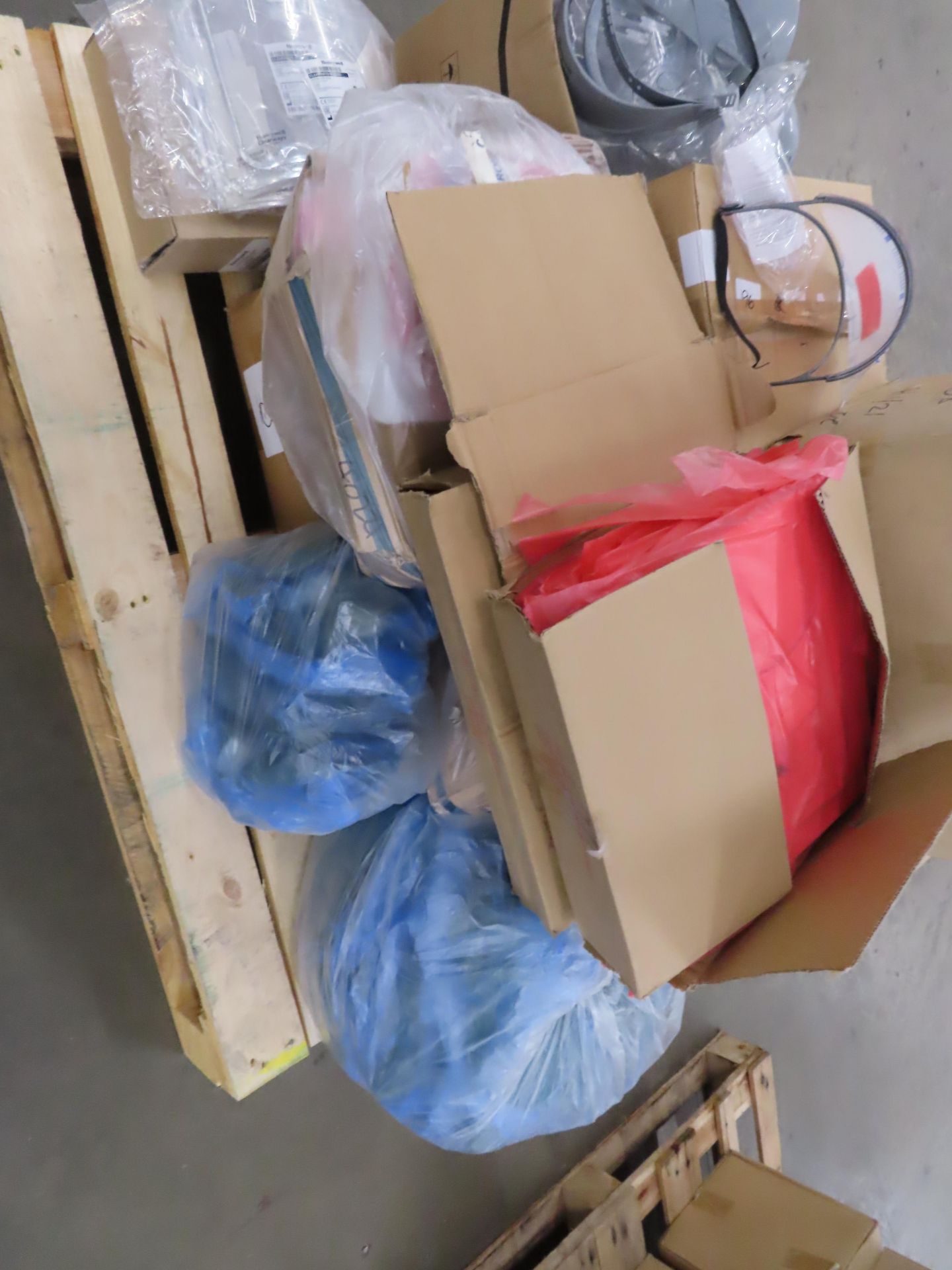 PALLET CONTAINING VARIOUS PPE EQUIPMENT. - Image 4 of 4