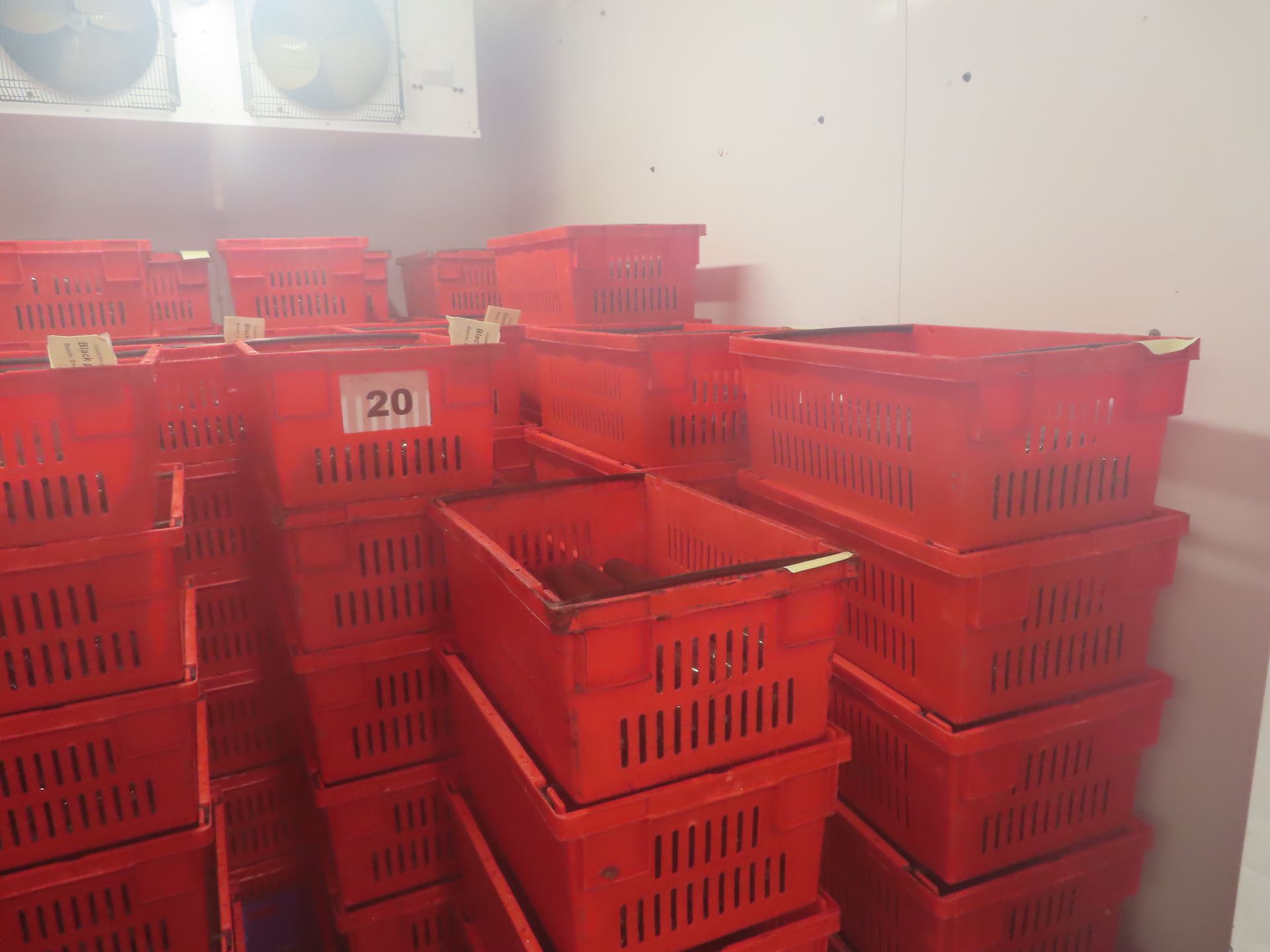 QTY APPROX. 150 RED PLASTIC CRATES. - Bild 2 aus 3