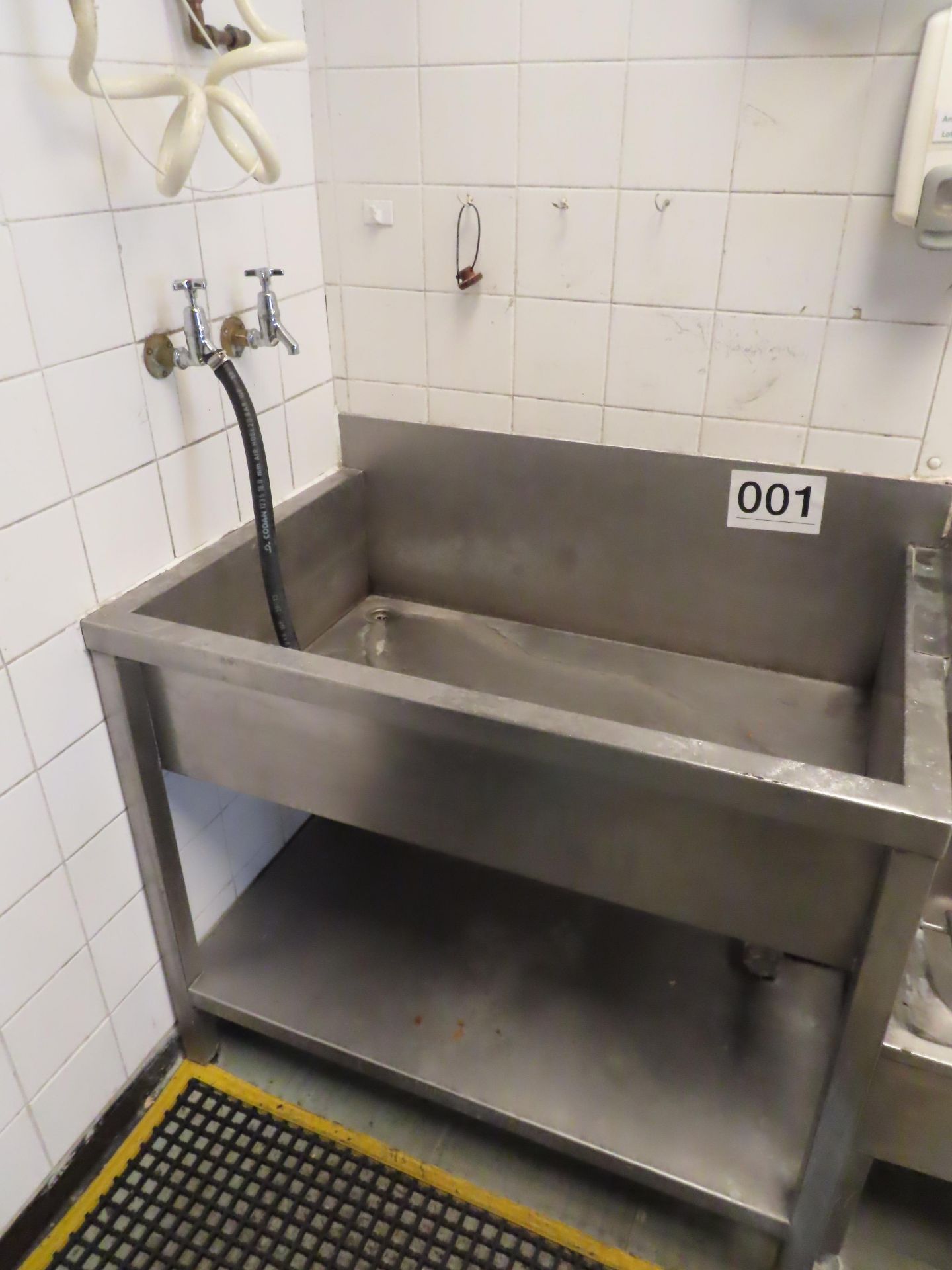 STAINLESS STEEL SINK.