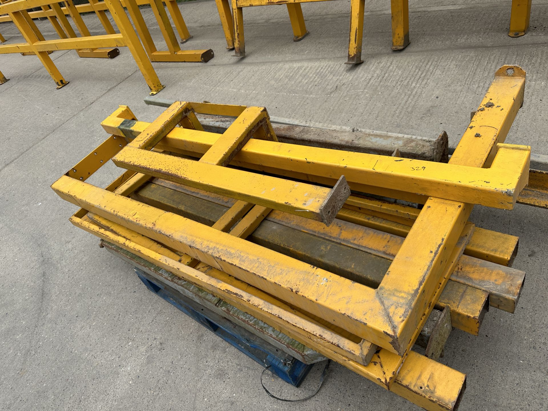 VARIOUS YELLOW BARRIERS. - Image 6 of 7