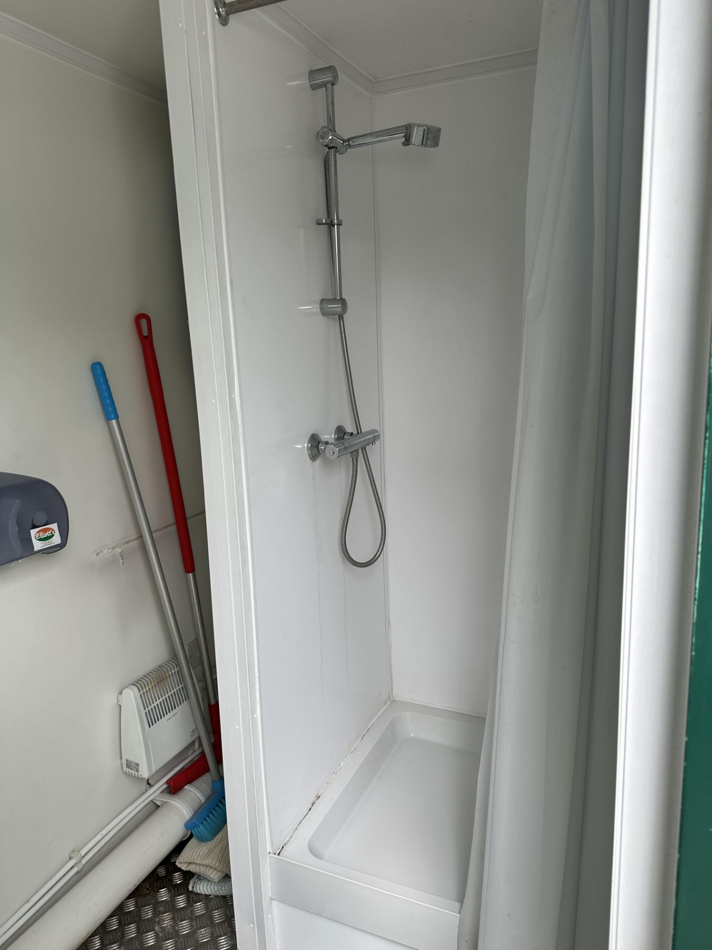 PORTABLE SHOWER BLOCK AND TOILET. - Image 3 of 6