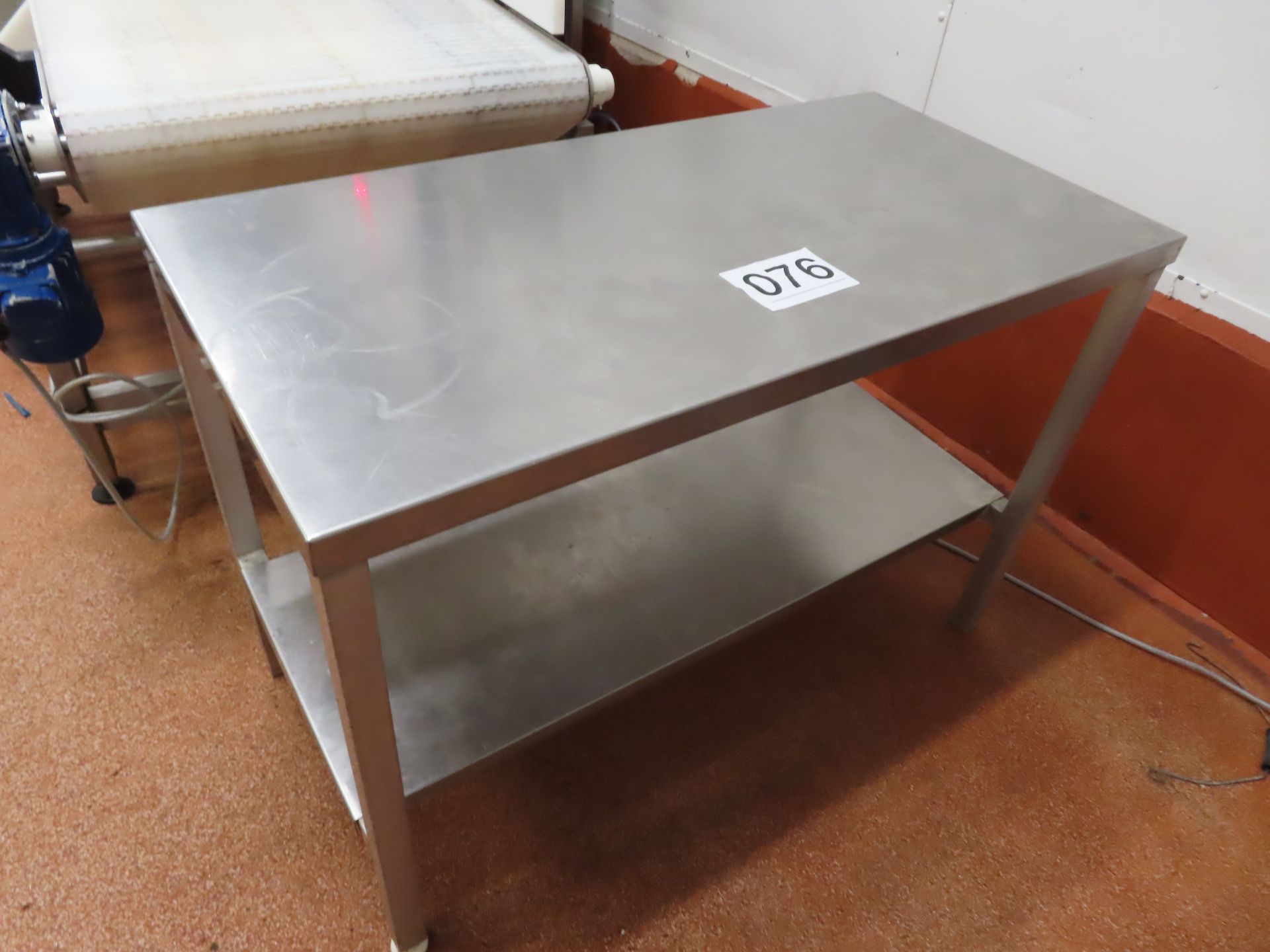 STAINLESS STEEL TABLE.