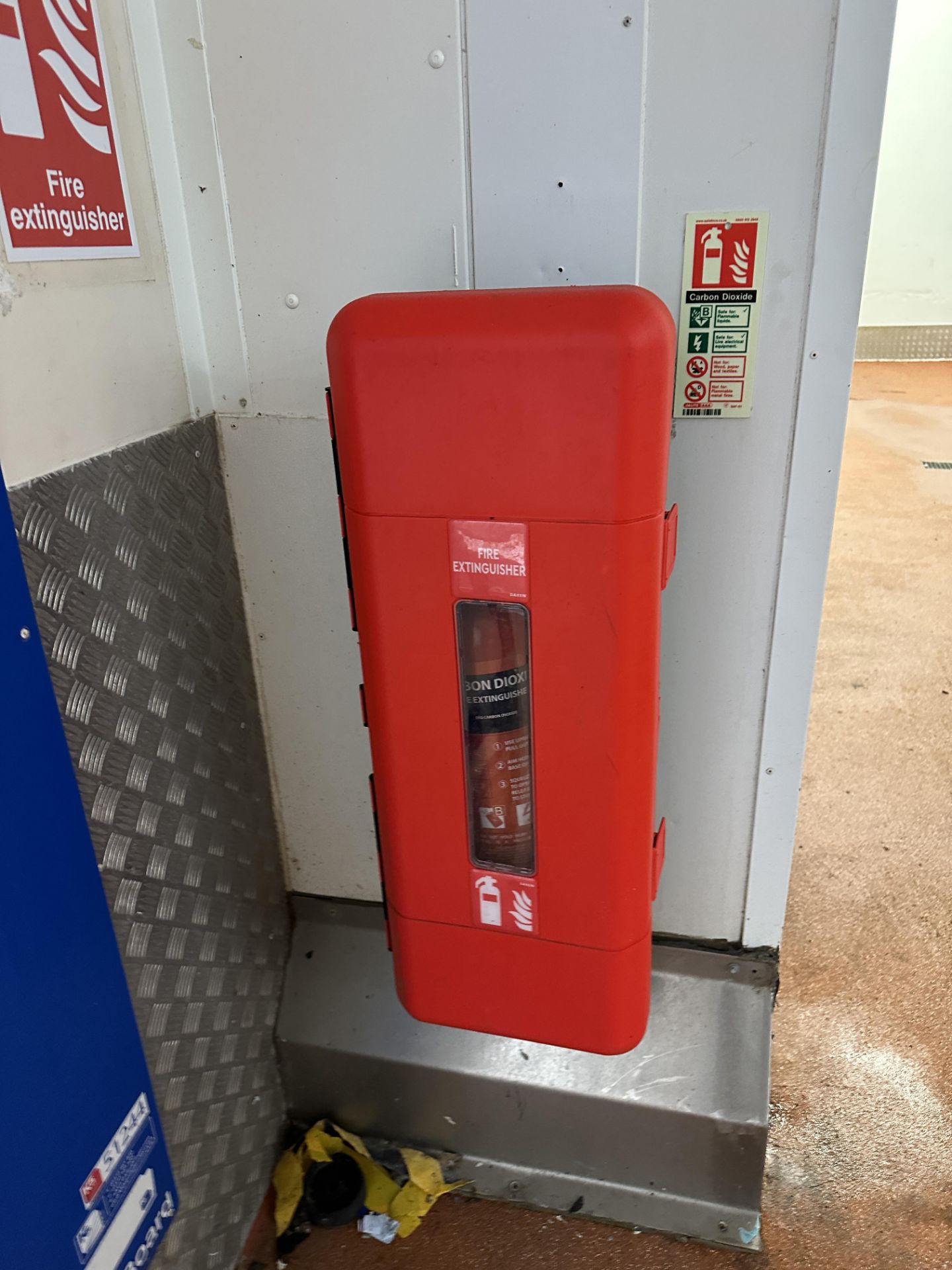 6 X FIRE EXTINGUISHERS. - Image 3 of 5