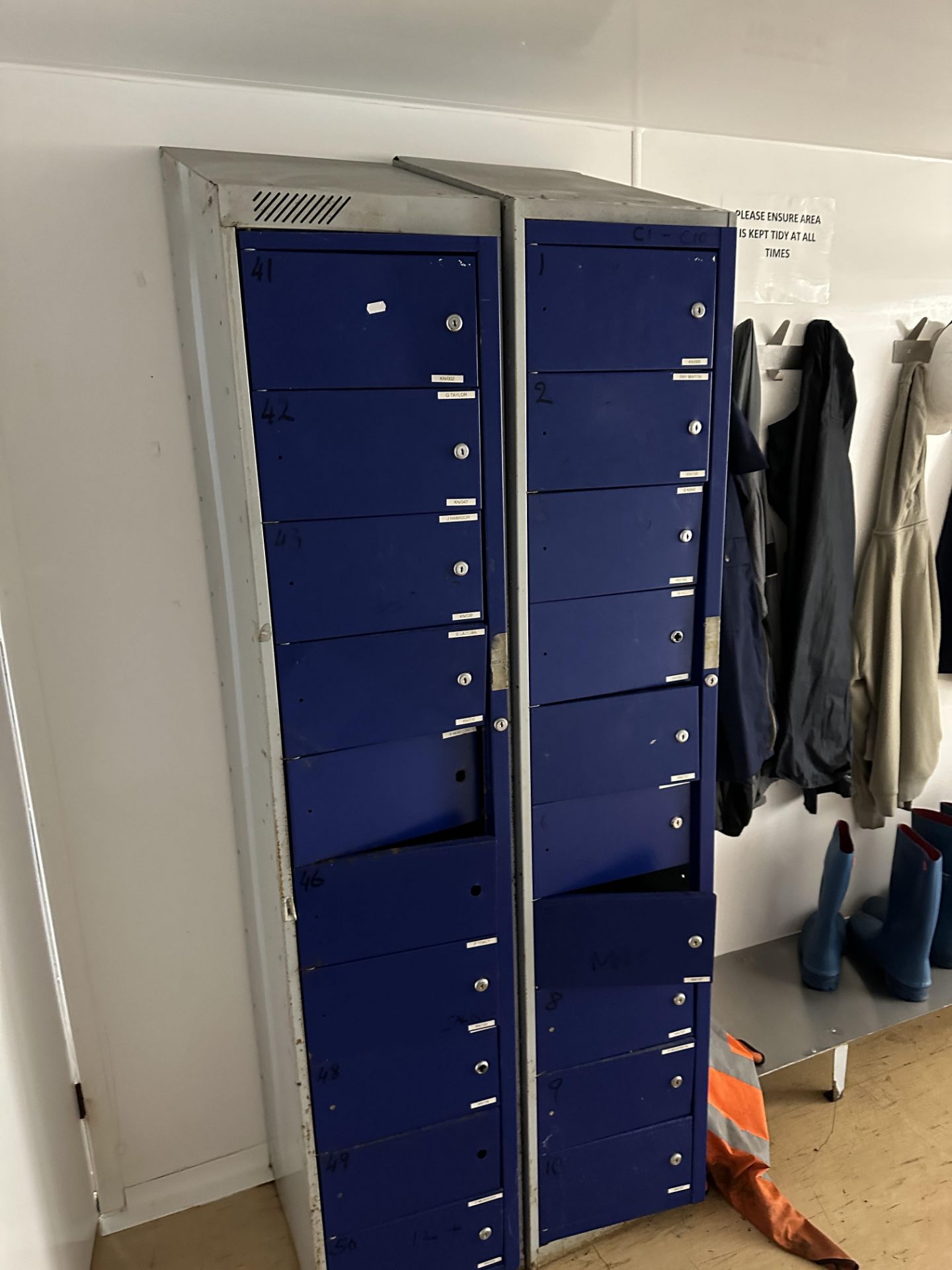 LOCKERS/SHELF.