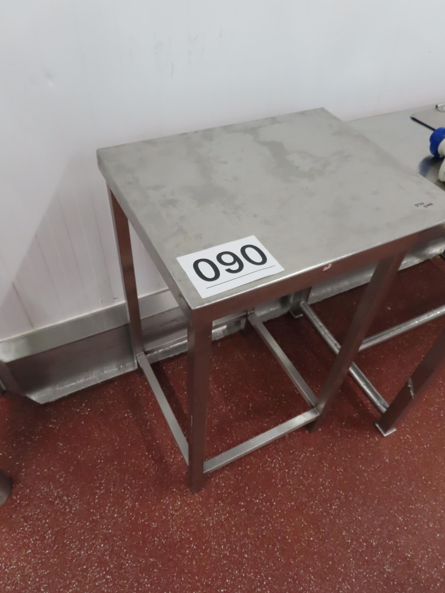 STAINLESS STEEL TABLE.