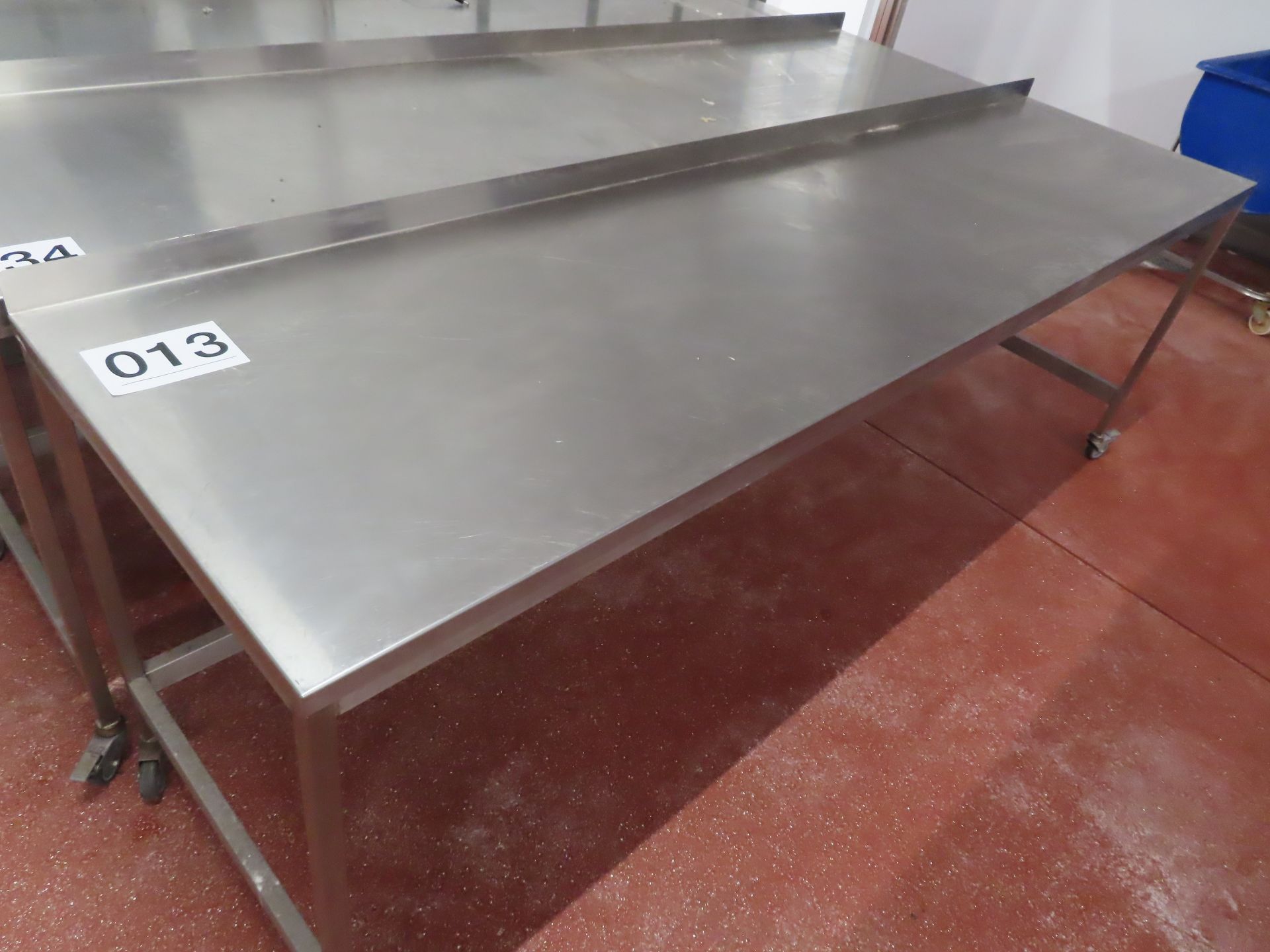 STAINLESS STEEL TABLE.