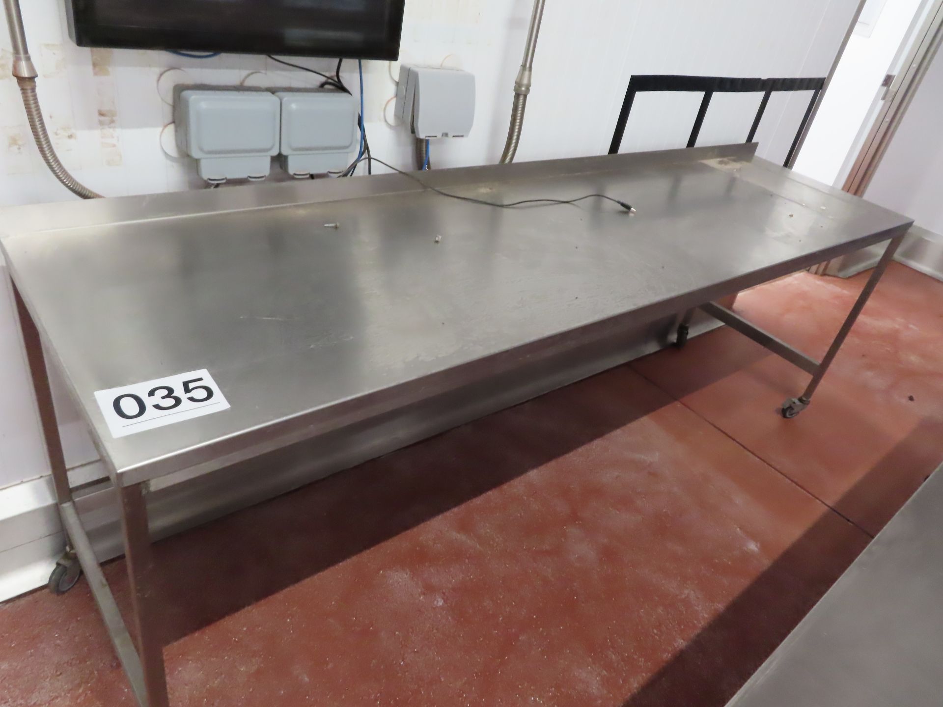 STAINLESS STEEL TABLE.