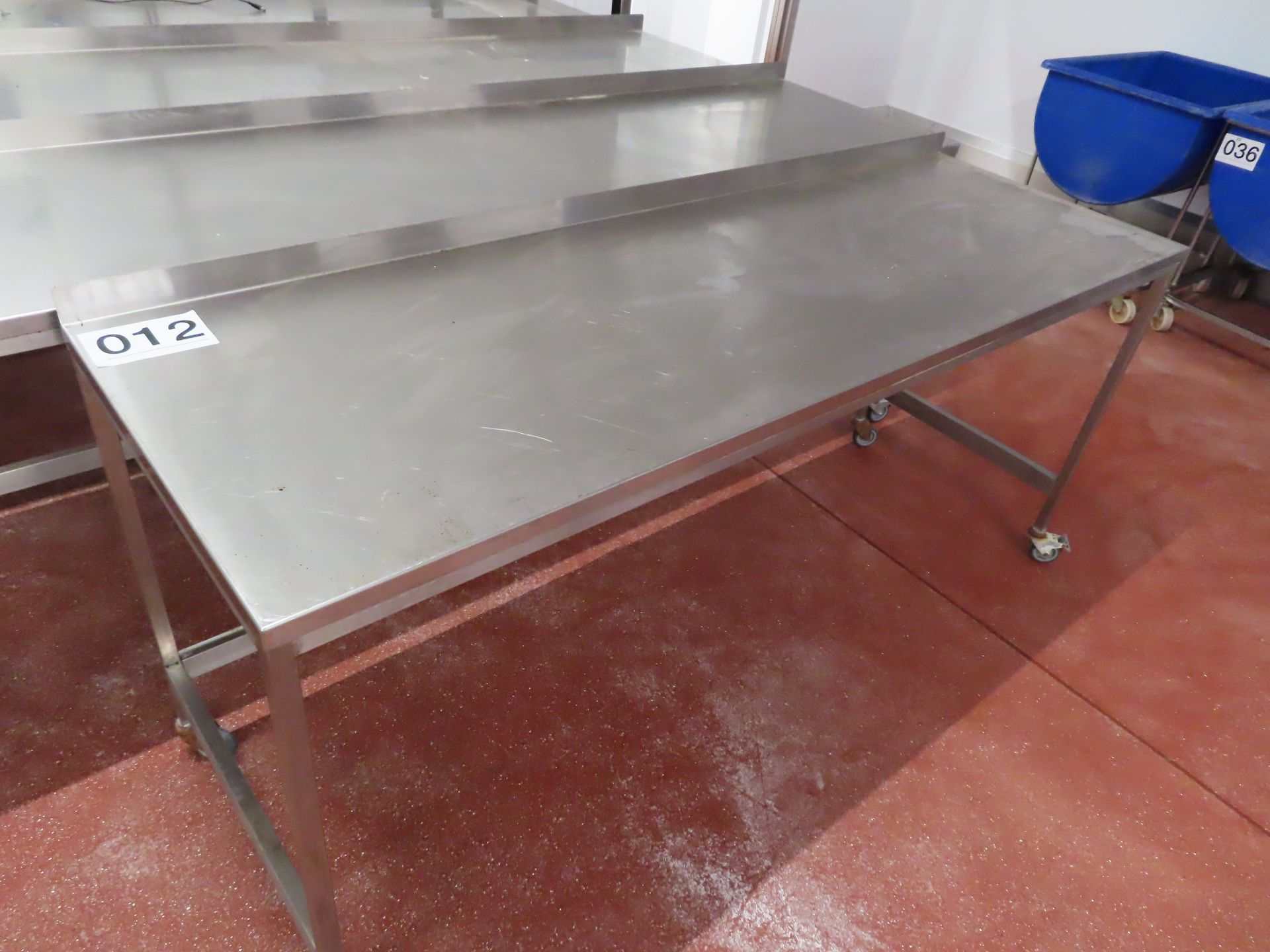 STAINLESS STEEL TABLE.