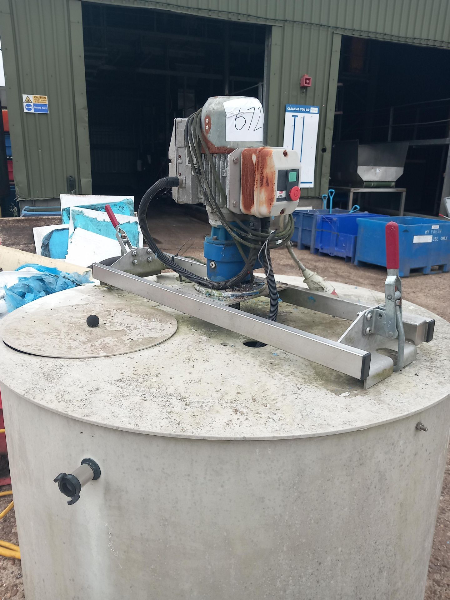 PLASTIC TANK WITH PADDLE MIXER.