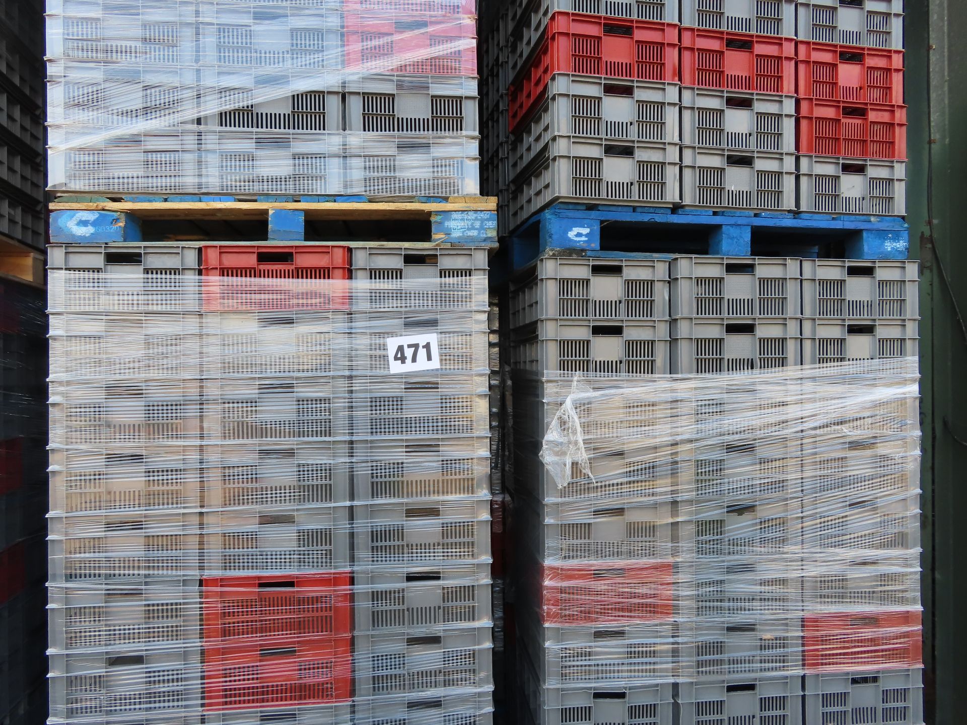 4 X PALLETS OF PLASTIC TRAYS. TOTAL 200 TRAYS.