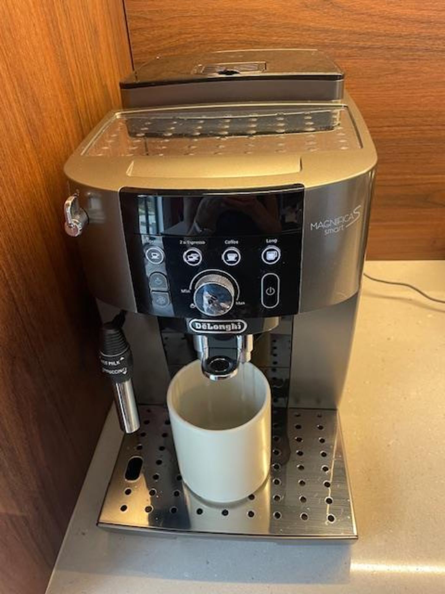 DELONGHI MAGNIFCA S SMART BEAN TO CUP COFFEE MACHINE.