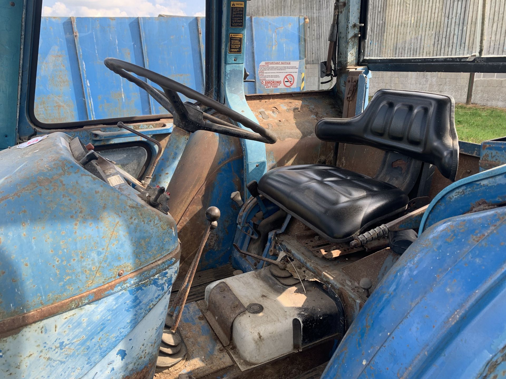 NO VAT Ford 4600 tractor, RJF 925R, 5691 hours, with V5 - Image 2 of 4