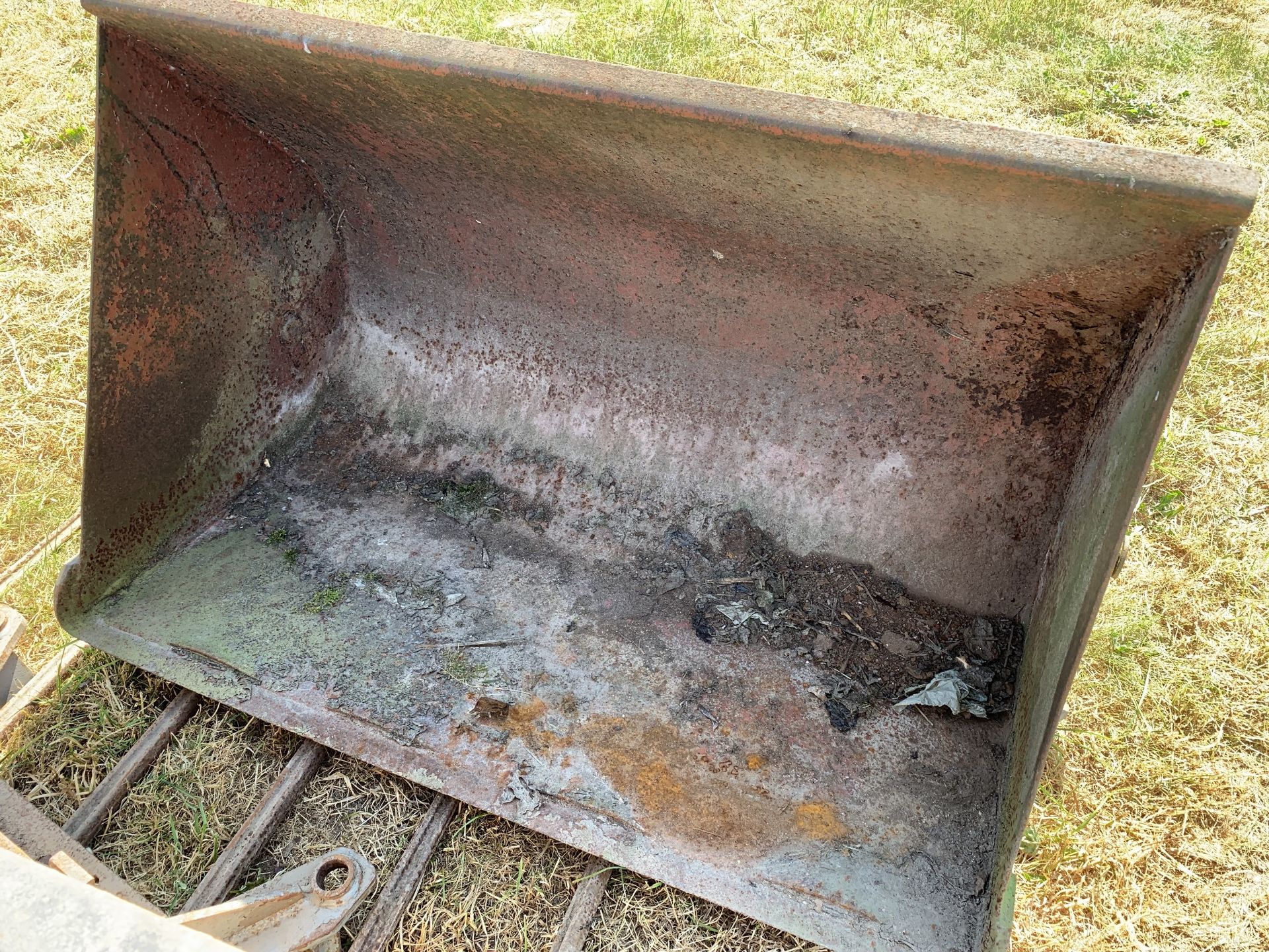 MF 80 front loader & bucket - Image 2 of 3