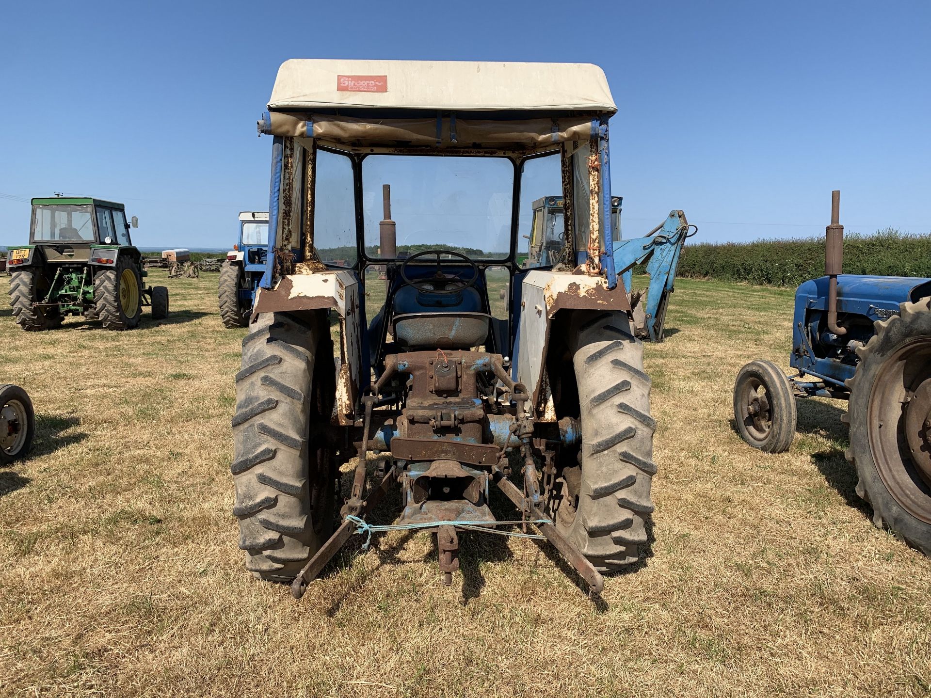 NO VAT Fordson Major tractor, with cab - Image 3 of 4