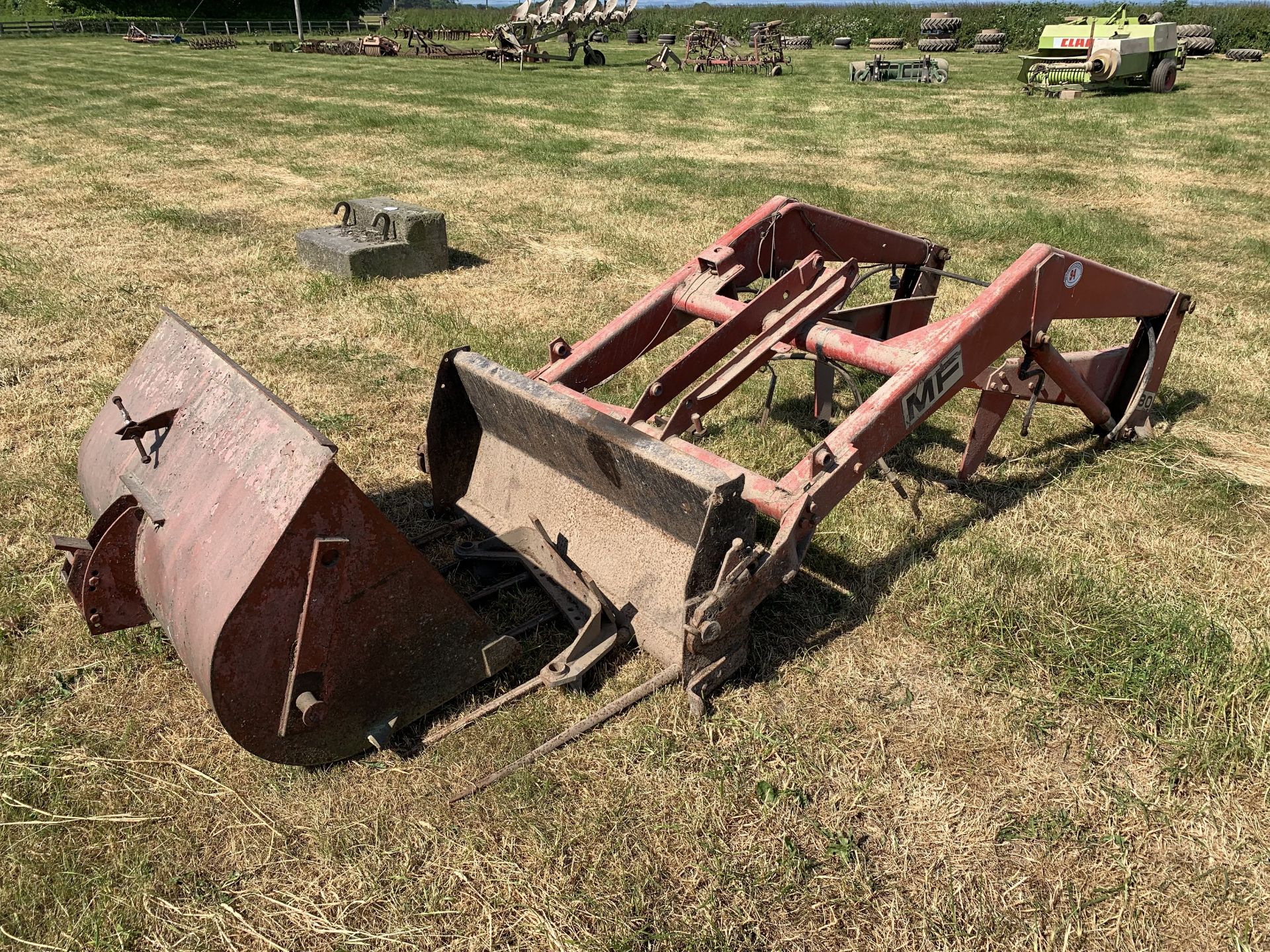 MF 80 front loader & bucket