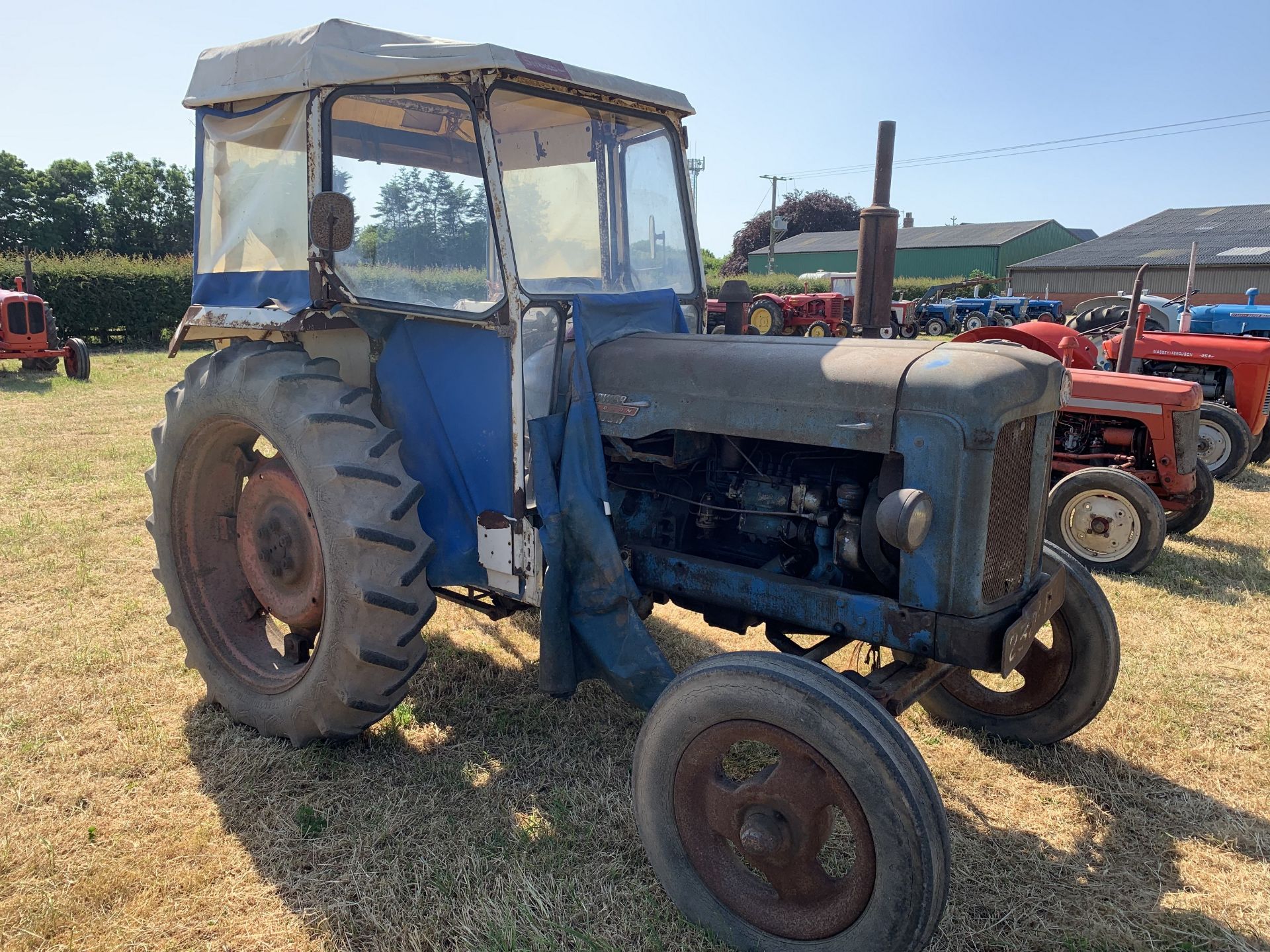 NO VAT Fordson Major tractor, with cab - Image 4 of 4