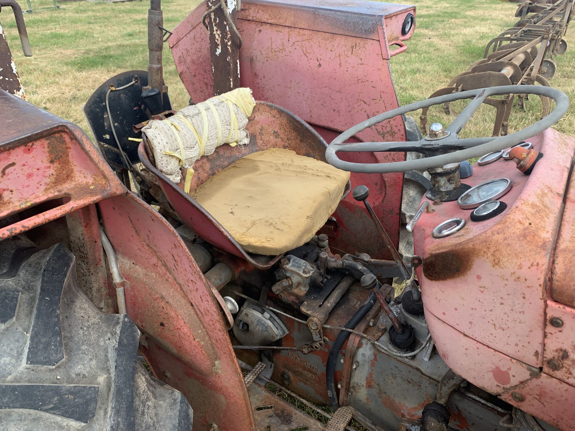 NO VAT Massey Ferguson 135 tractor, MWF 32F, 5010 hours - Image 2 of 4