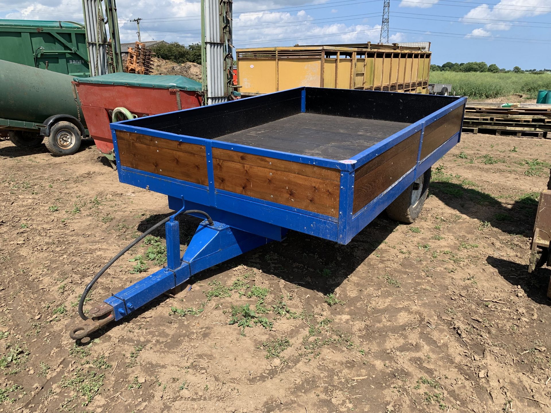 Single axle tipping trailer