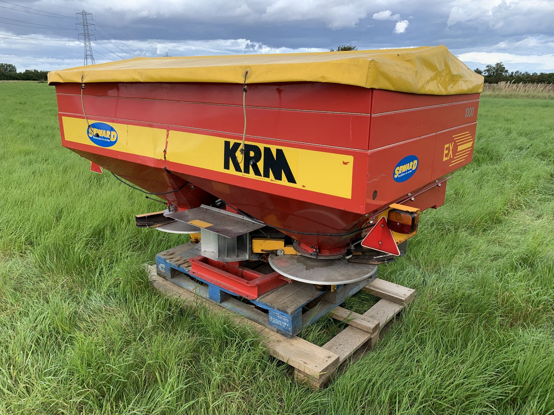 KRM 1300 fertiliser spreader - Image 3 of 3