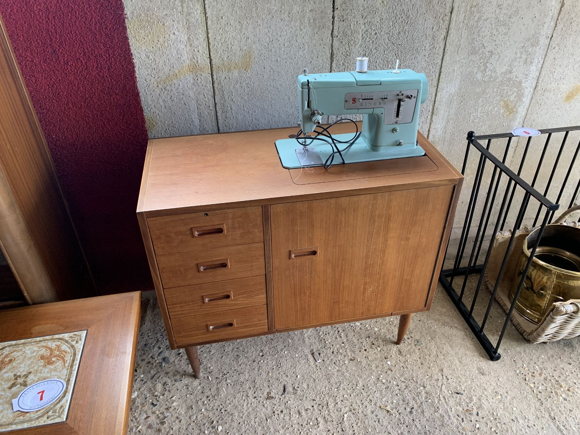 NO VAT Singer sewing machine in cabinet