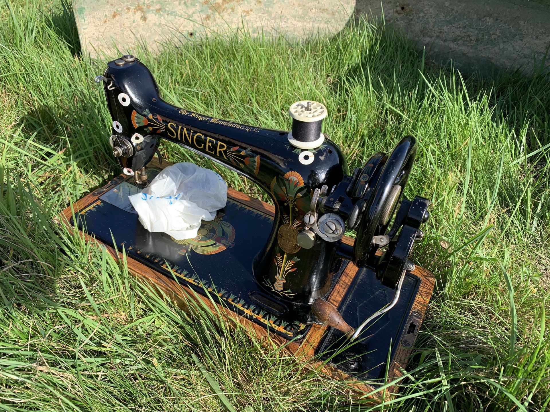 Singer sewing machine in case - Image 3 of 3