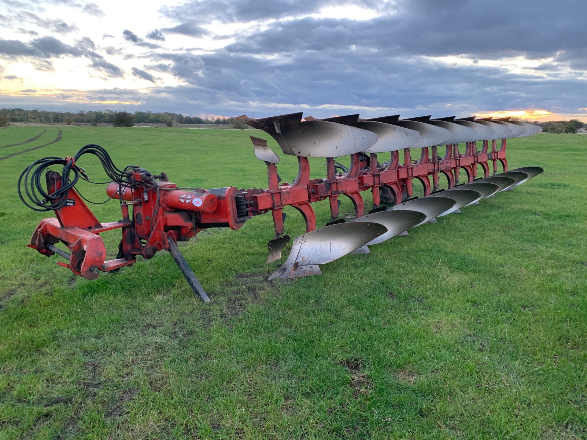 +VAT Gregoire-Besson 8f semi mounted plough with hydraulic vari-width