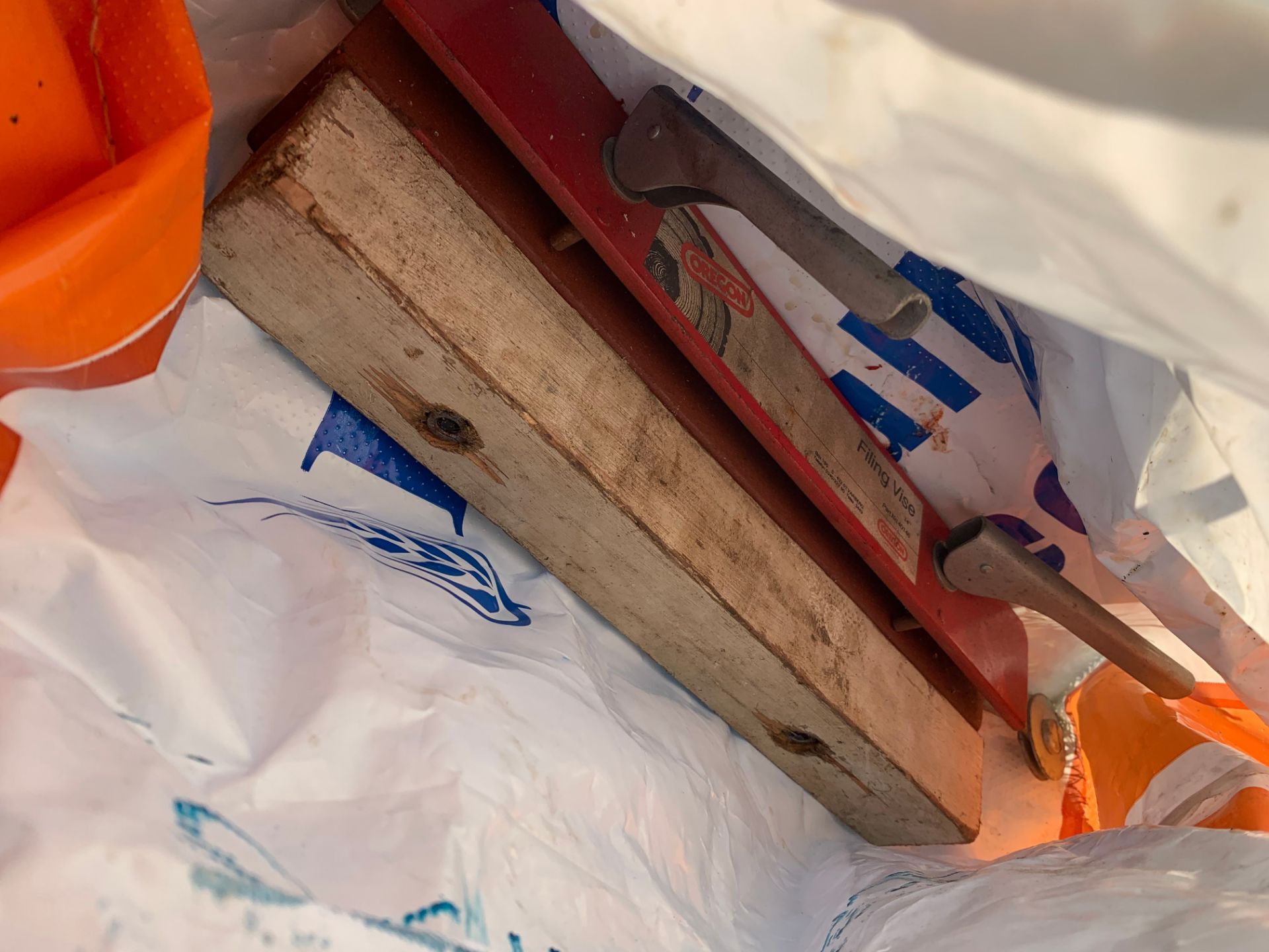 Chainsaw maintenance kit & training tools - Image 2 of 2