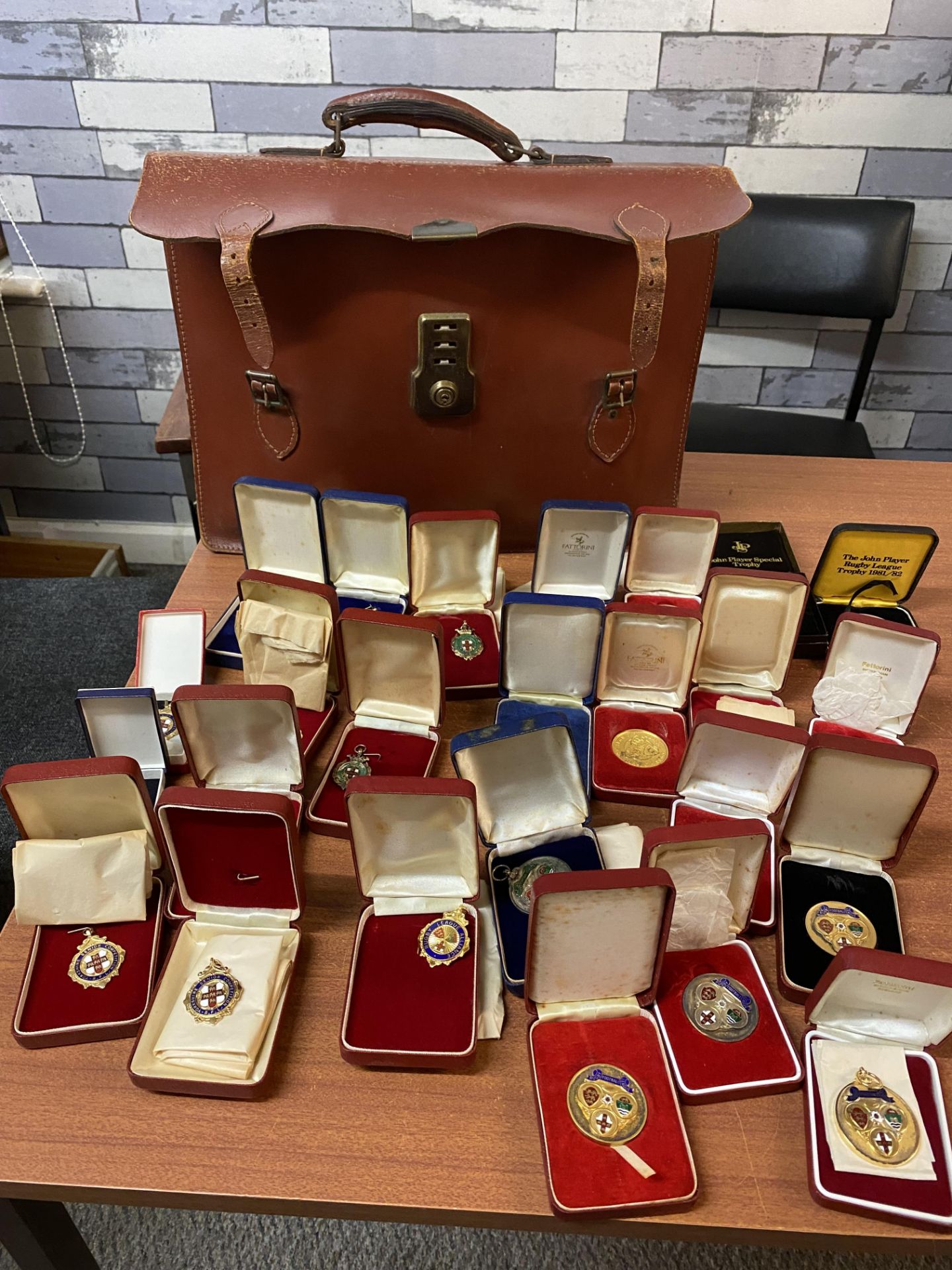 Briefcase containing 24 rugby Hull KR rugby league medals - Bild 2 aus 2