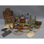 Mixed lot with vintage kitchenalia, carved wood eagle, wall pocket / shelf, etc (a lot)