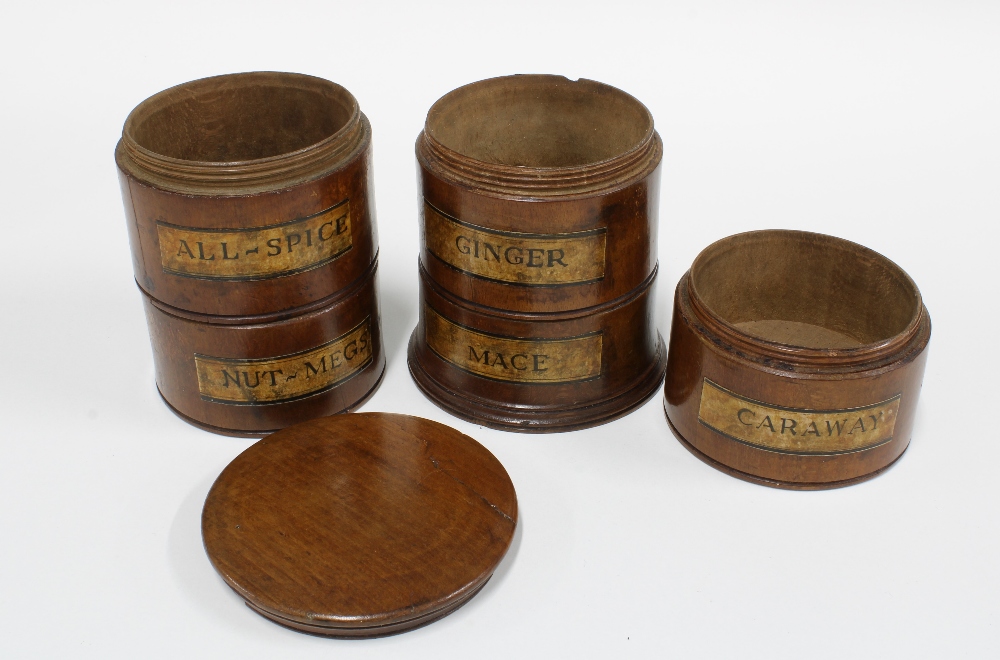 Treen spice tower with five sections with paper labels for All- Spice, Nut-Meg, Caraway, Ginger - Bild 2 aus 2