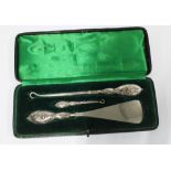 Edwardian silver handled button hook and shoe horn set, stamped 925, in fitted case (3)