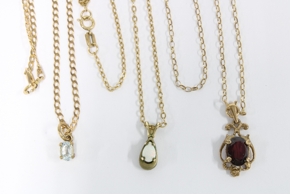 Three 9ct gold pendant necklaces (3) - Image 2 of 2