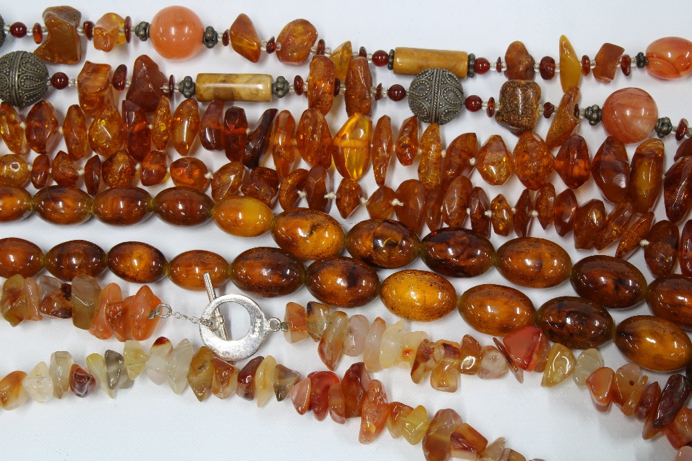 Four strands of amber beads and a bracelet (5) - Image 2 of 2