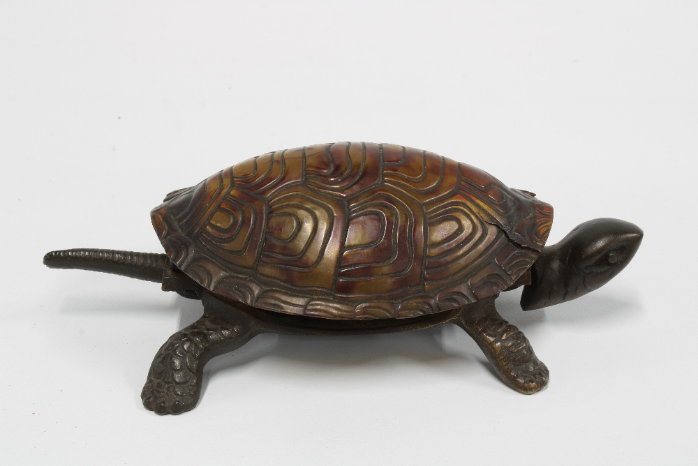 Early / mid 20th century novelty bronze desk bell in the form of a tortoise, impressed 'GSS' to - Image 2 of 3