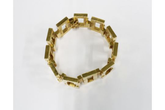 Gold bracelet with large rectangular textured links, clasp marked 372 M - Image 3 of 3