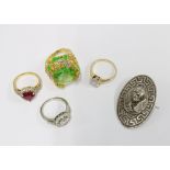 Four silver and silver gilt dress rings and a silver brooch (5)