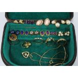 Brown leather jewellery box containing three 9ct gold rings, a turquoise and yellow metal dress
