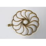 9ct gold flowerhead pendant, Sheffield 1975, 4.5cm diameter