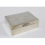 Walker & Hall silver cigarette box, cedar lined, Birmingham 1962, 12cm long